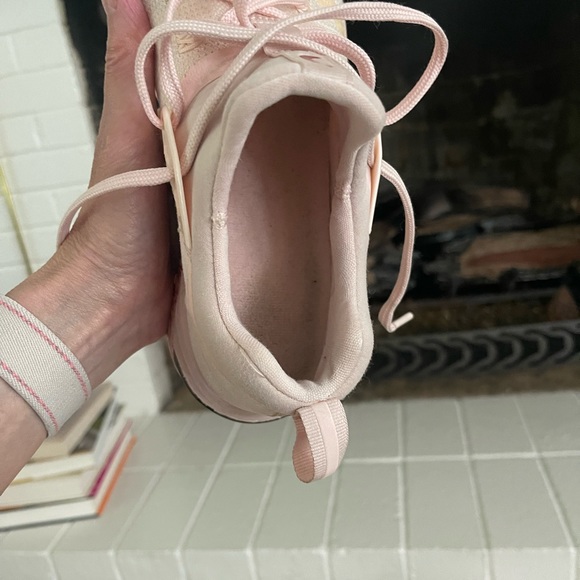 Nike Metcon women’s shoes. Size 10. GUC. Comfortable- perfect for the gym! Cute - Picture 7 of 7